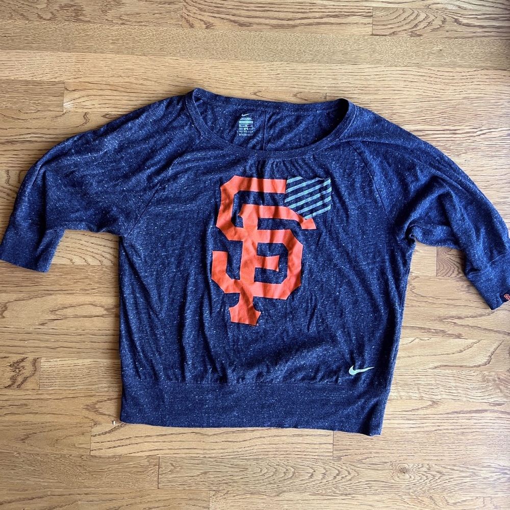 Nike Women’s SF Giants 3/4 quarter Graphic Shirt in dark Gray